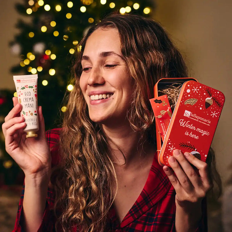 Scrigno Crema Mani Mandorle e frutti rossi + Limetta unghie La Saponaria
